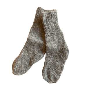 Stavnskærs Mor – Hjemmestrikkede uldsokker, mørkegrå