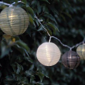 Solcelle lyskæde med 10 stoflanterner i farverne hvid, grå og grøn på 2,5 meter - Lyskæder > Solcelle lyskæder - Anna's Collection - Spotshop