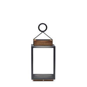 Coco hybrid lanterne fra SUNS til sol og strøm i teak og antracit farvet aluminium - str. small - Udendørsbelysning > Hybrid havelamper - SUNS - Spotshop
